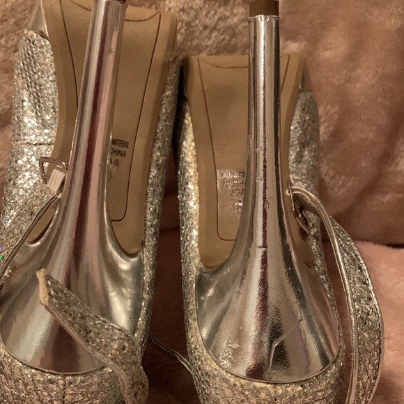 Silver Heels - Picture 5 of 8